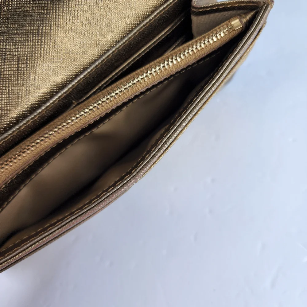 TORY BURCH Robinson Envelope Continental. Gold.